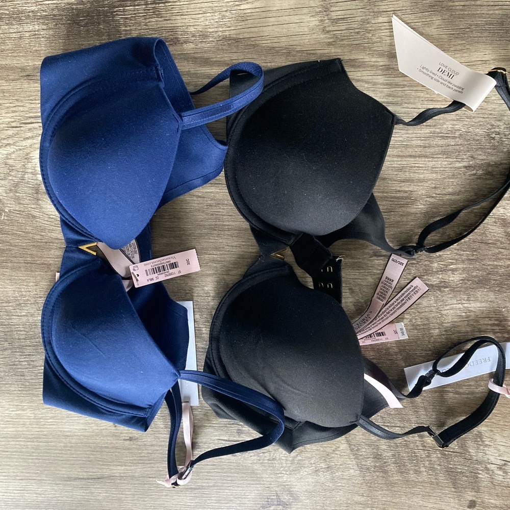 New Victoria Secret Bra Lot. 32C.
